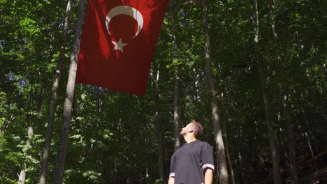 Türkische-Flagge-In-Zeitlupe-Im-Wald.